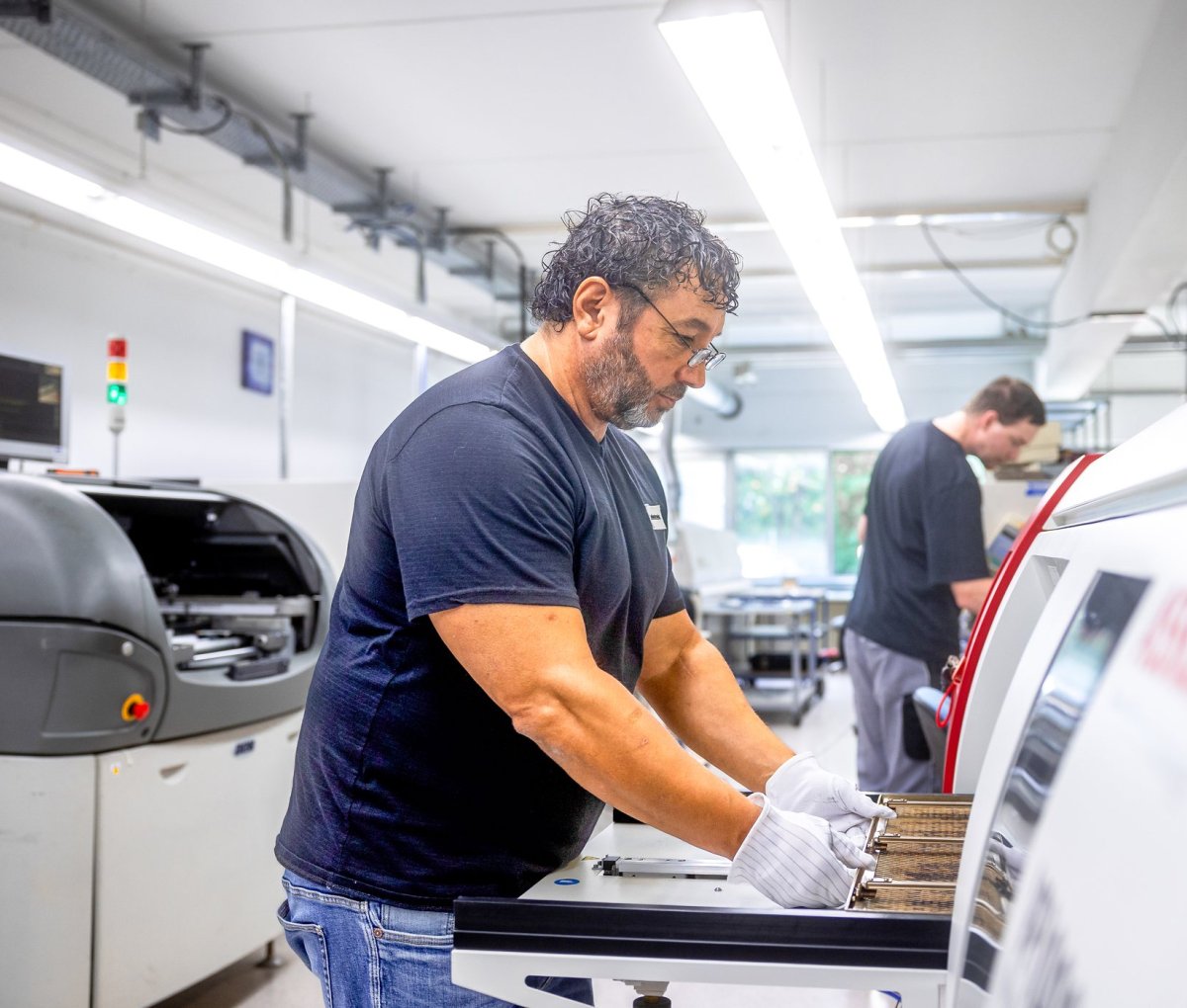 Mitarbeiter von BvR electronic an der Dampfphasen-Lötanlage