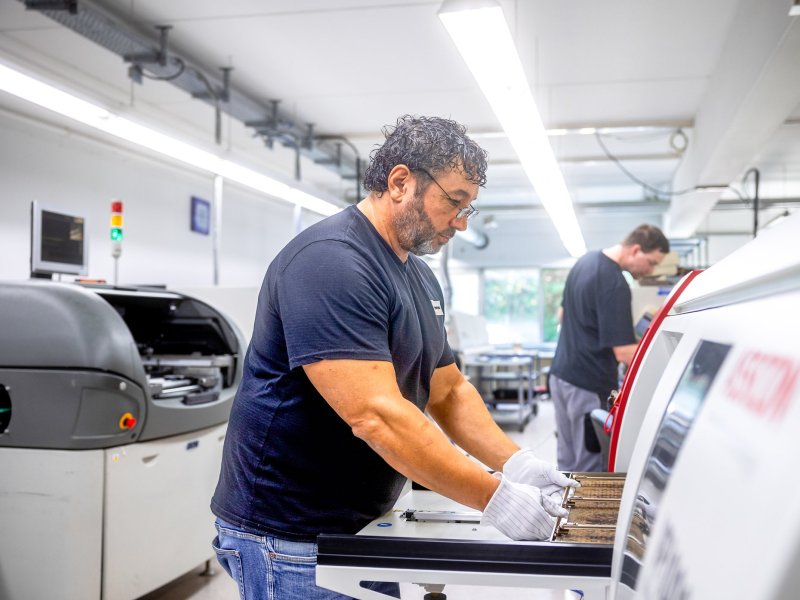 Mitarbeiter an der SMD-Bestückungslinie
