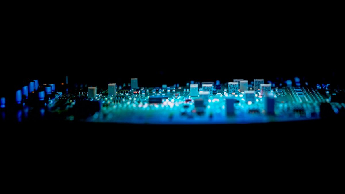 Bestückte Leiterplatte in blauem Licht, Nahaufnahme der Bauteile
