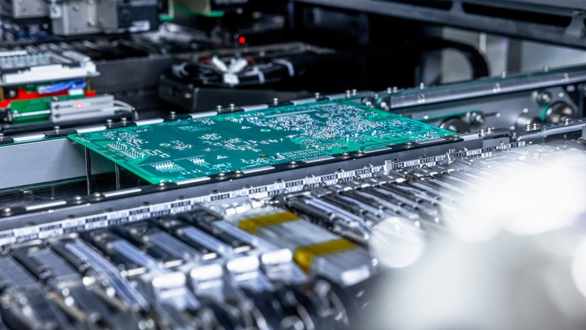 Leiterplatte im SMD-Bestückungsautomaten mit Feederbank bei BvR electronic