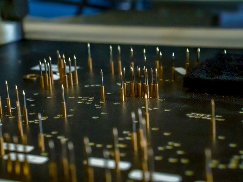 Nahaufnahme vergoldeter Federkontaktstifte eines ICT-Adapters