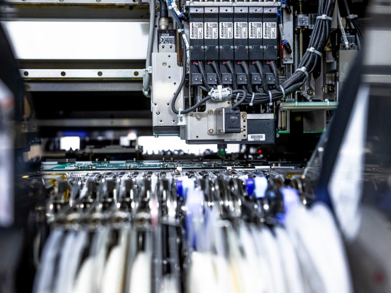Feederbank mit Bauteilrollen am SMD-Bestückungsautomaten